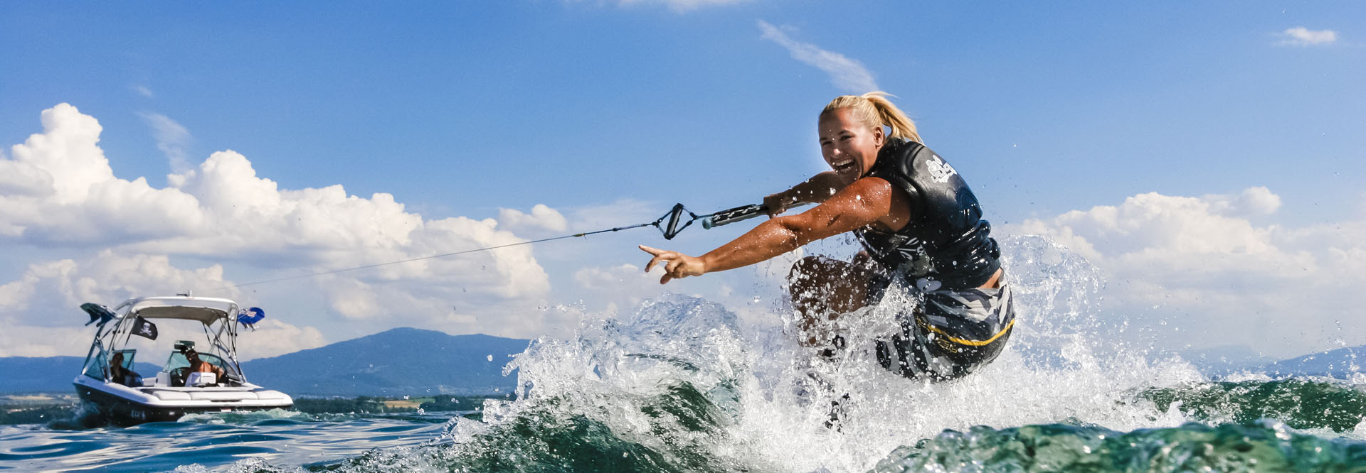 femme faisant du wake board